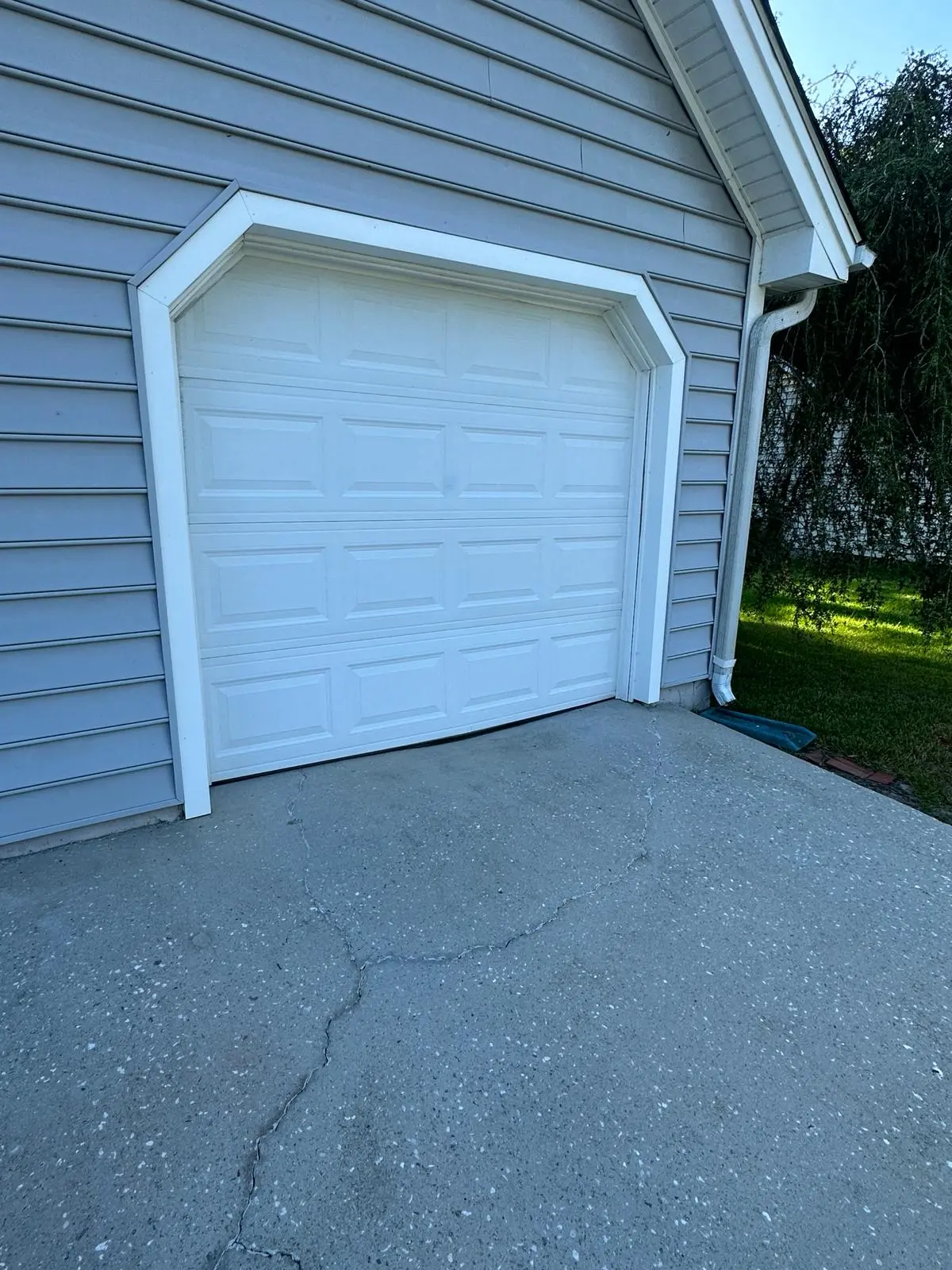 Our 24/7 garage door emergency repair team remains on-call to rapidly travel to your location anywhere in the Greenville area to quickly provide on-the-spot solutions to any garage door malfunction you might be experiencing.