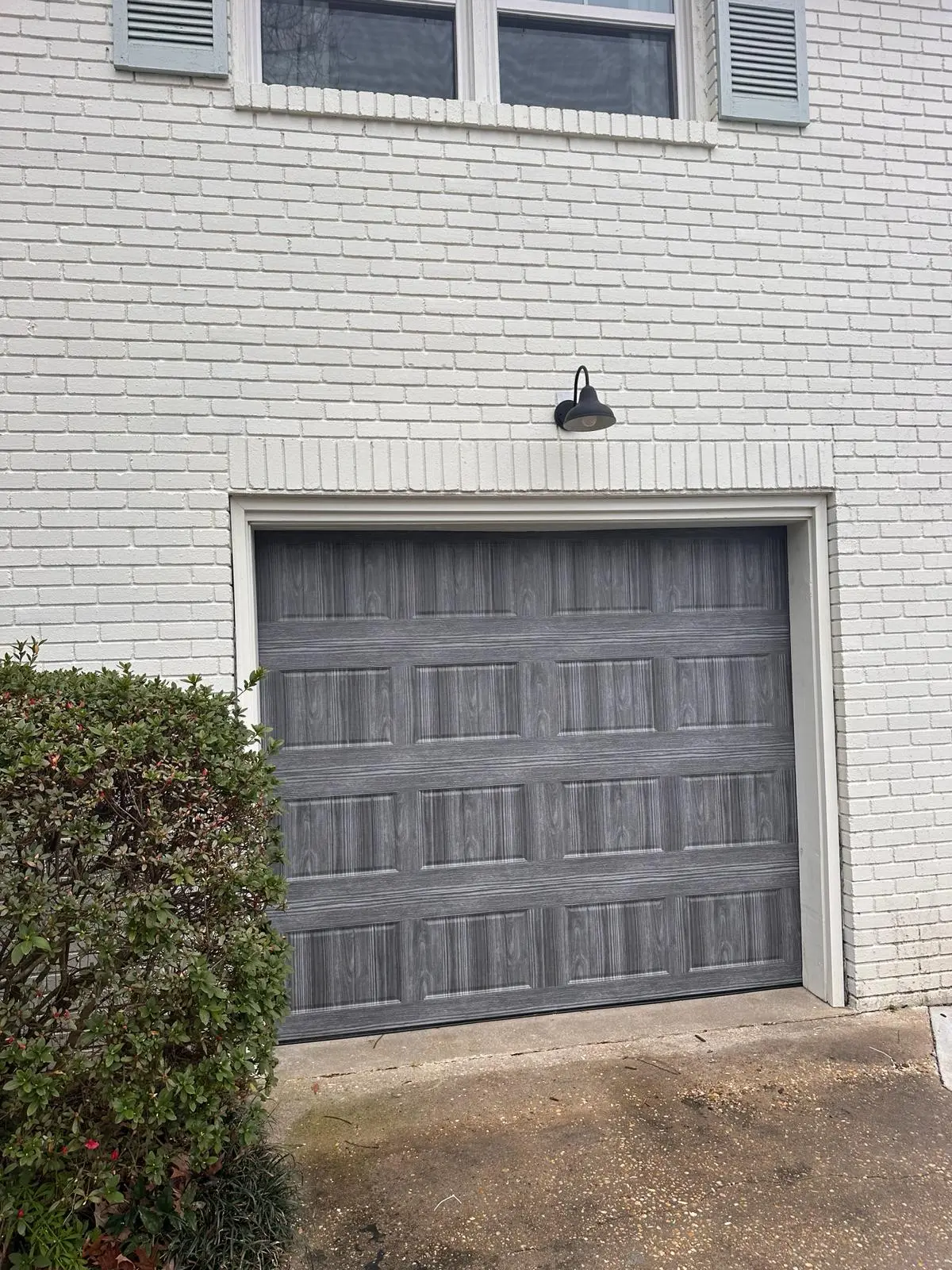 Our skilled garage door repair team rapidly analyzes, diagnoses, and repairs all manner of garage door issues - including broken garage door springs.